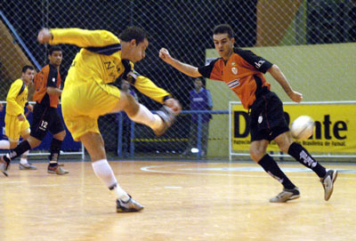 James (Malwee) against Fininho (Carlos Barbosa)
