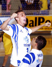 Rodrigo (2) and Marlon (3) after a W@yTV Minas goal ...