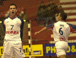 Vinicius and Tatu after the Ulbra goal ...