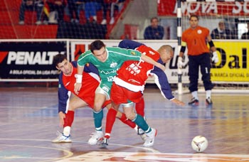 Falc�o (Malwee/Jaragu�) against Neto and Ari (Ulbra) (Photo courtesy: Photo&Grafia Comunica��o)