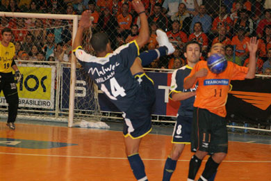 Dangerous games between Willian, Leco and Pica-Pau (Photo courtesy: Renato Zaro)