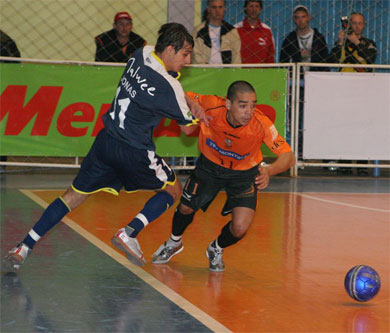 Jonas and Pica-Pau looking for the ball (Photo courtesy: Renato Zaro)