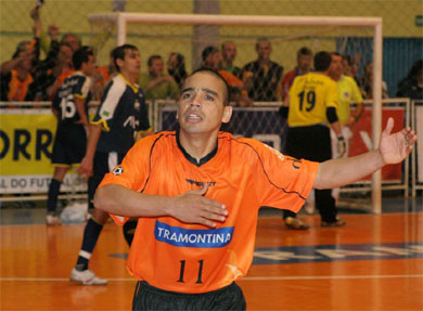 Yeah! ACBF is in his heart... what a season for the garoto piauense!! (Photo courtesy: Renato Zaro)