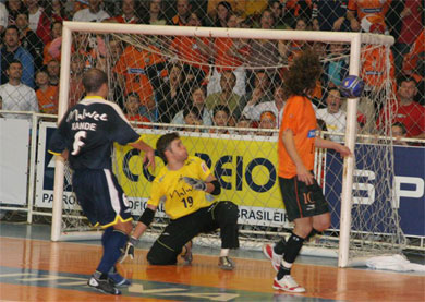 Xande, Dudu and Vitor are wondering... in or out? (Photo courtesy: Renato Zaro)