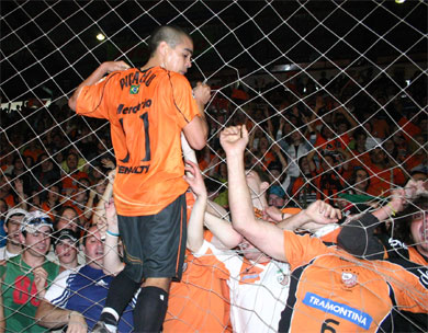 Pica-Pau paying tribute to the ACBF torcida (Photo courtesy: Beto Costa - CBFS)