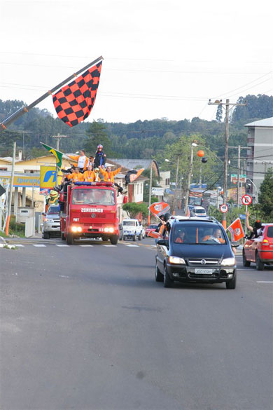 Carlos Barbosa is crazy for their futsal idols! (Photo courtesy: Renato Zaro)