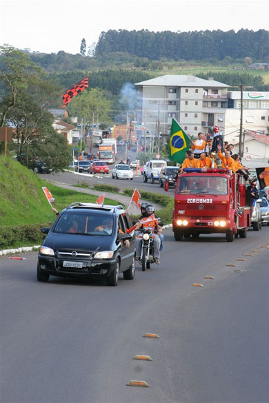 The tourist trip goes on... (Photo courtesy: Renato Zaro)