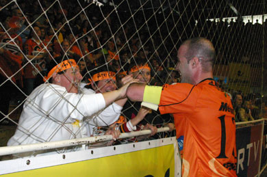 Juninho and fans (Photo courtesy: Beto Costa - CBFS)