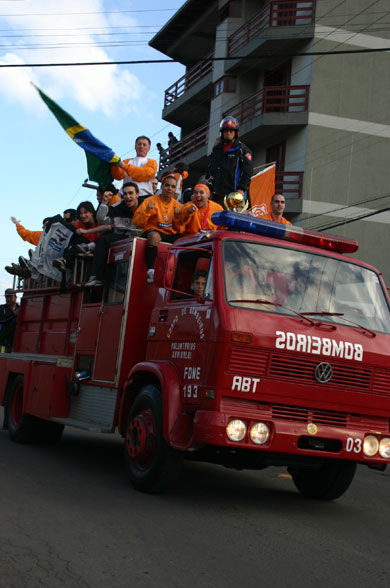 Bombeiros in action... time to celebrate the third title!(Photo courtesy: Beto Costa - CBFS)