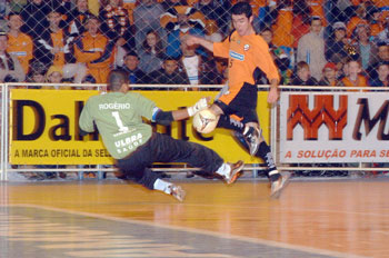 Carlinhos defeats Rogerio, in one of his three goals for Carlos Barbosa (Photo courtesy: Jo�o Pires)