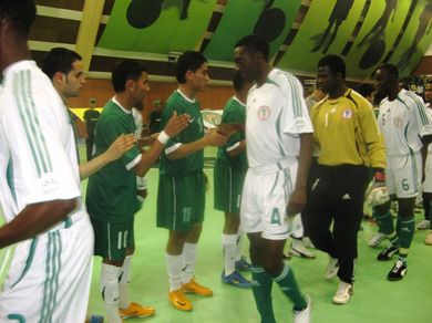 Fair play greetings (Photo courtesy: Kooora Forum)