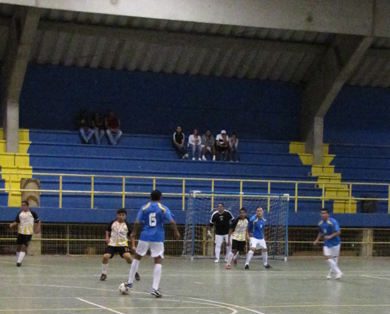 El experimentado Helmuth Peraza (6) de la Fortuna de Desamparados, anotó los dos primeros goles del torneo (Photo courtesy: Rafael Palacino - Lifutsal)