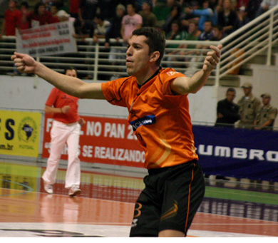 Former Charleroi Leandro celebrating a goal (Photo courtesy: Beto Costa - CBFS)
