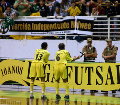 Valdin and Xande paying tribute to their fans (Photo courtesy: Beto Costa - CBFS)