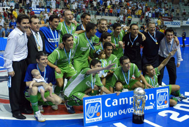 The usual picture for the usual winner... Boomerang Interviu is the Spanish champion 2004/2005!! (Photo courtesy: LNFS)