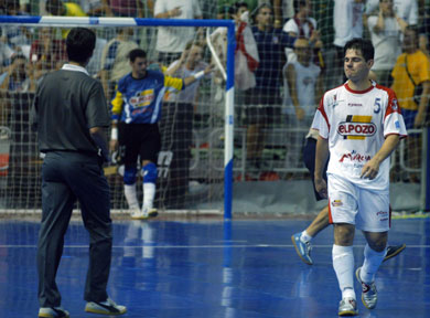 Lenisio is leaving the pitch (Photo courtesy: LNFS)