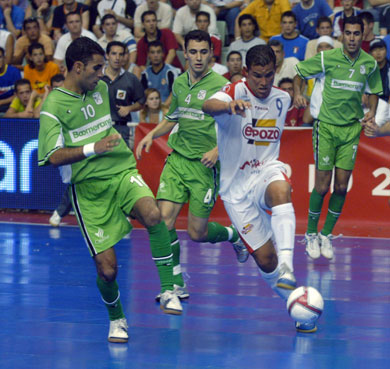 Vinicius in the Boomerang cage composed of Joan, Neto and Andreu (Photo courtesy: LNFS)