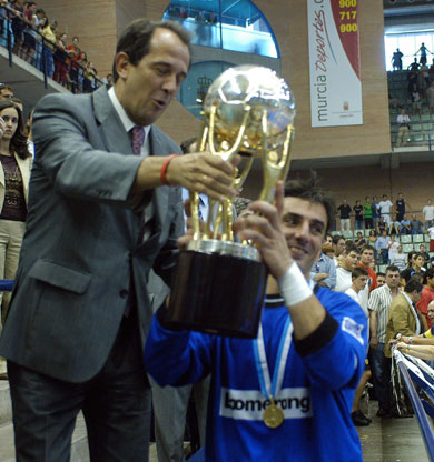 The best way for Jesus to end a glorious and winning life in futsal: enhorabuena campeon! (Photo courtesy: LNFS)