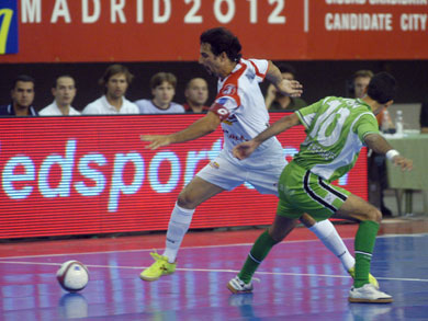 Guatemala 2000 World Champions: Paulo Roberto vs Joan (Alvaro and Sergio are supporting El Pozo in the attendance!) (Photo courtesy: LNFS)