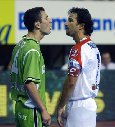 No fear! Duel between Neto and Paulo Roberto (Photo courtesy: LNFS)