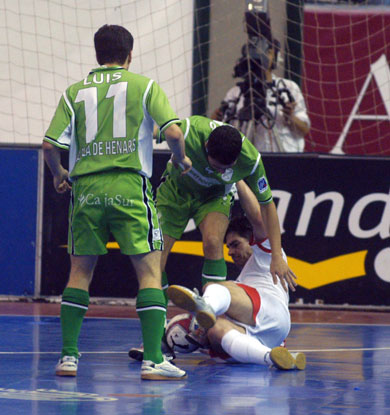 Neto vs Lenisio, while Luis is looking at the action (Photo courtesy: LNFS)