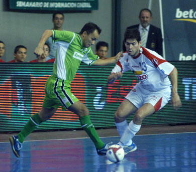 Marquinho vs Kike (Photo courtesy: LNFS)
