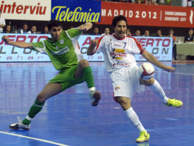 Will Paulo Roberto score? Gabriel is trying to avoid it... (Photo courtesy: LNFS)