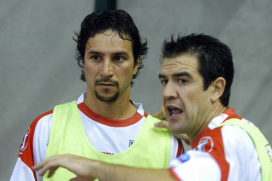 Fran Serrejon is explaining his point of view on the match to Paulo Roberto... (Photo courtesy: LNFS)