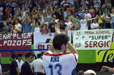 Kike paying tribute to El Pozo fans who reached Madrid to support their team (Photo courtesy: LNFS)