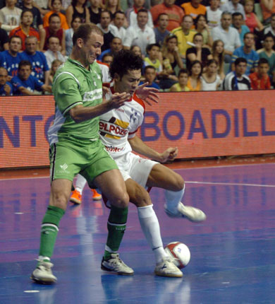 Another brazilian born duel: Schumacher vs Balo (Photo courtesy: LNFS)