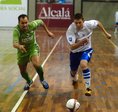 Alemao and Marquinho, race for the ball! (Photo courtesy: LNFS)