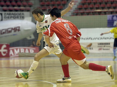 The Italian star Andrea Bearzi in action against Fran Serrejon (Photo courtesy: LNFS)