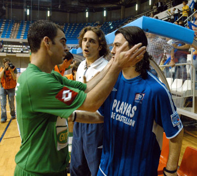 Brazilian solidarity: Wilde trying to console Nando Grana (Photo courtesy: LNFS)