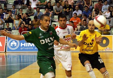 Alexandre, Silva and Fran Serrejon with a unique aim: the ball... (Photo courtesy: LNFS)