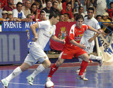 Simi vs the match winner Lenisio (Photo courtesy: LNFS)