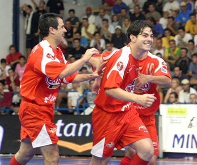 Fran Serrejon and Lenisio celebrating a goal for El Pozo Murcia (Photo courtesy: LNFS)