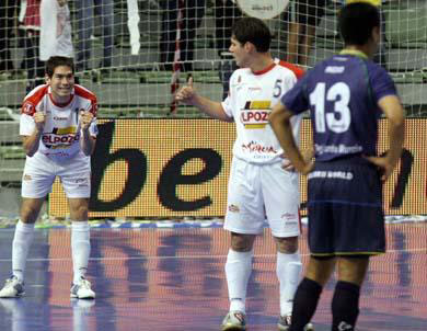 Kike is cheering Lenisio, Indio is waiting... (Photo courtesy: LNFS)