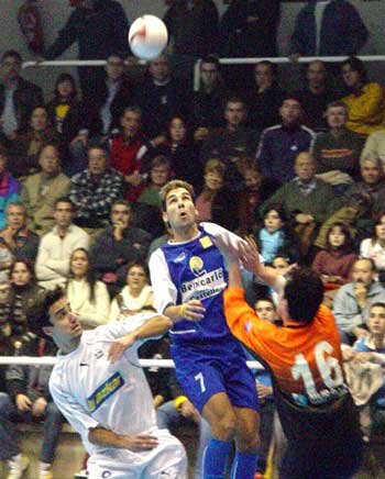Sergio (Benicarl�) vs Cesar and Gustavo Marques (Azkar Lugo) (Photo courtesy: LNFS)