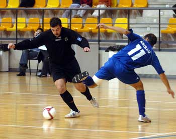 Agustin (Boadilla's keeper) vs Kikillo (URJC Mostoles) (Photo courtesy: LNFS)
