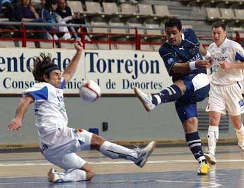 Will Betao (Lobelle de Santiago) score? Guga is trying to avoid it, while Nuno looks at the action (Photo courtesy: LNFS)