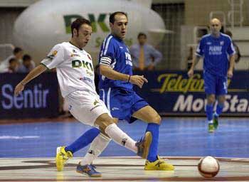 Andrea Bearzi (DKV Zaragoza) vs Javi Rodriguez (Playas De Castellon) (Photo courtesy: LNFS)