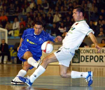 The Best Young Player of the World ,Fernandinho (Azkar Lugo) vs Justo Caceres (DKV Zaragoza) (Photo courtesy: LNFS)