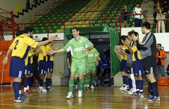 Triumphal entry for the Copa de Espana winners: Purao congratulates Julio!(Photo courtesy: LNFS)