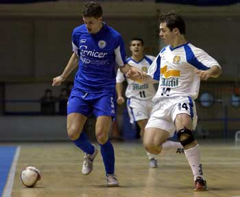 David (Autoexpert Carnicer) vs Hugo Fontana and Julio Lopez (Marfil Santa Coloma) (Photo courtesy: LNFS)