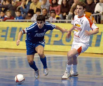 Pablo (Playas De Castellon) escapes to Joel*s (El Pozo Murcia) control (Photo courtesy: LNFS)