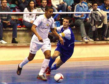 Manoel Tobias (Polaris W. Cartagena) vs Chelete (Benicarl�) (Photo courtesy: LNFS)