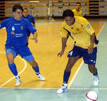 Marcio (Muebles Caloto) vs Daniel (PSG Mostoles) (Photo courtesy: LNFS)