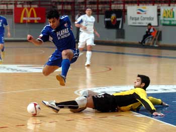 Pablo (Playas de Castellon) flying over Mendiola  (Carnicer) to score another goal for Playas (Photo courtesy: LNFS)