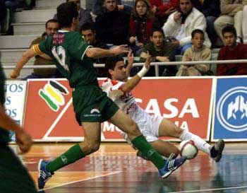 Matias (El Pozo Murcia) vs Santi (DKV Zaragoza) (Photo courtesy: LNFS)