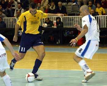 Serpa (Muebles Caloto) vs David Mora (Marfil Santa Coloma) (Photo courtesy: LNFS)